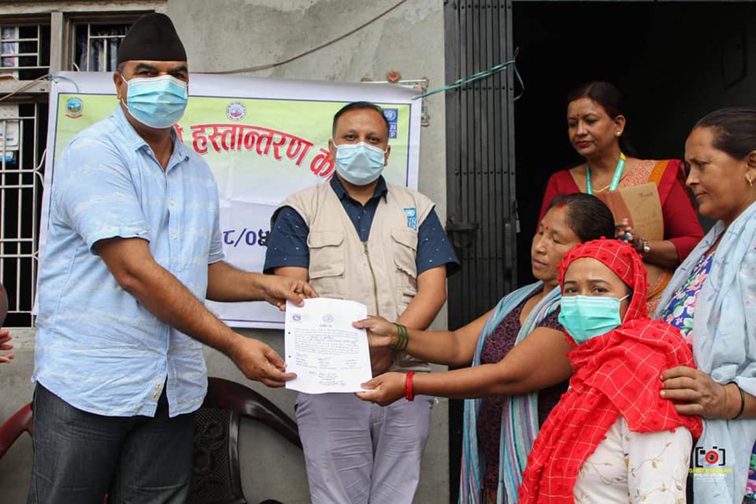 तिलोत्तमाका किसानलाई कृषि उपकरण सहयोग